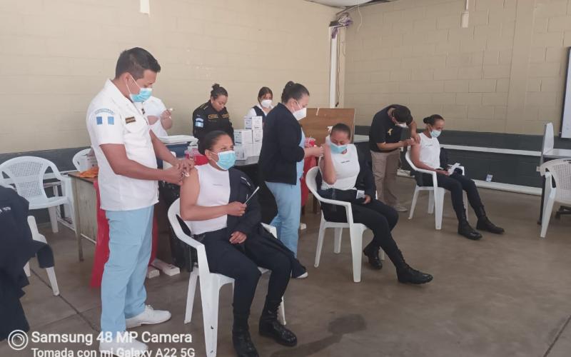 Aplican vacuna de influenza a los alumnos de la academia policial