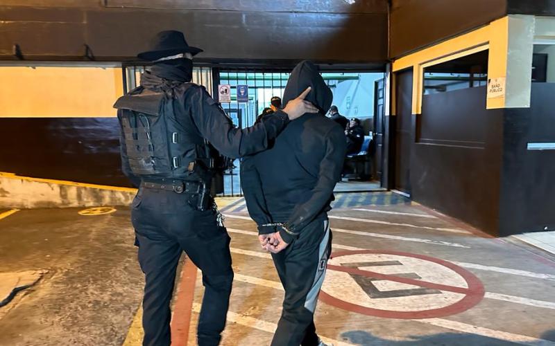 Capturado con arma, drogas y municiones en San Juan Sacatepéquez