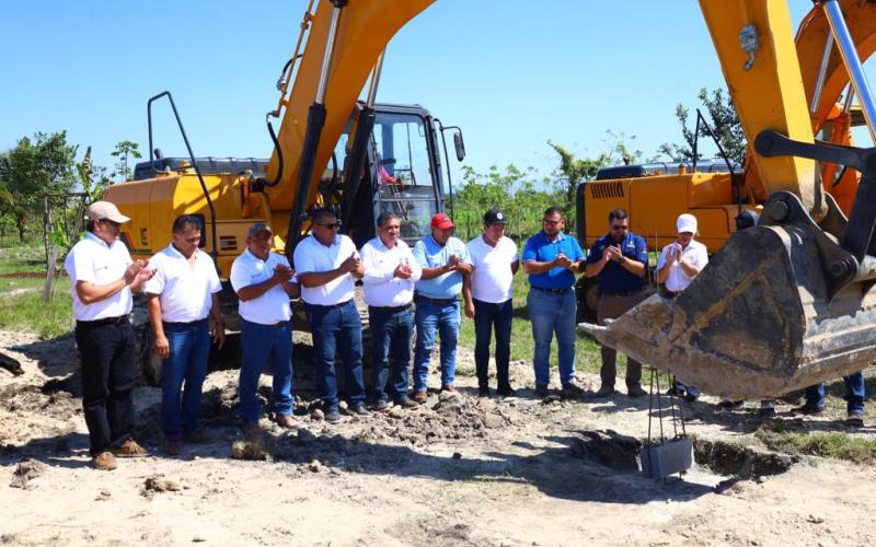 construcción Escuela Bicentenario en Morales, Izabal.  