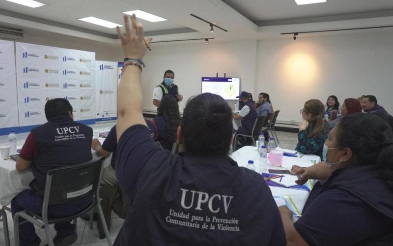 Capacitan a personal docente de UPCV sobre la Guía de Educación Vial