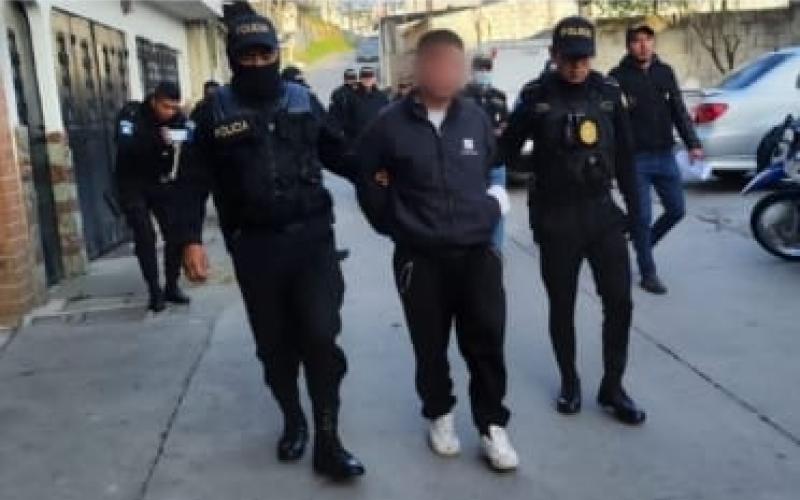 Ciberdelitos de PNC captura en allanamiento a implicado en estafa