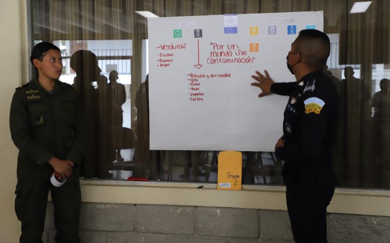 Jóvenes capacitados por el MARN