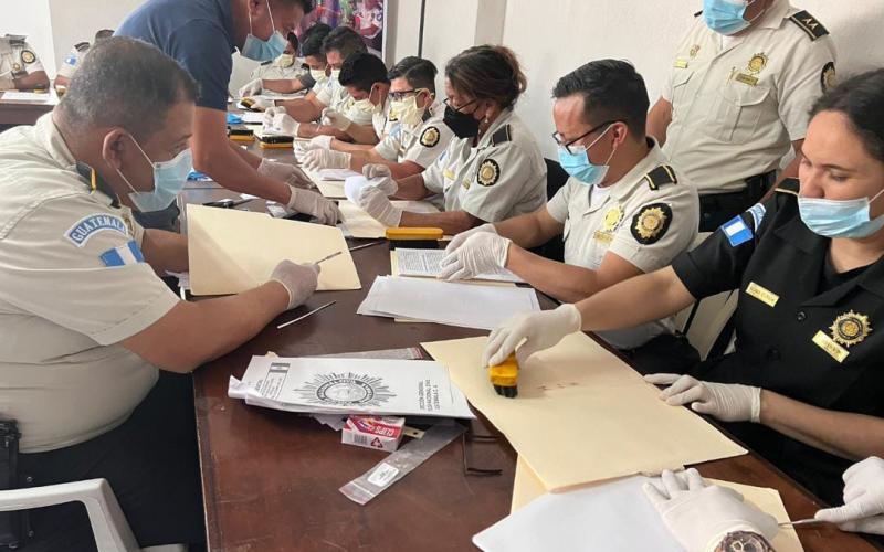 Capacitan agentes para clasificar y archivar documentos policiales