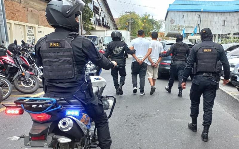 Capturan a dos personas en Escuintla por portación ilegal de arma de fuego y robo