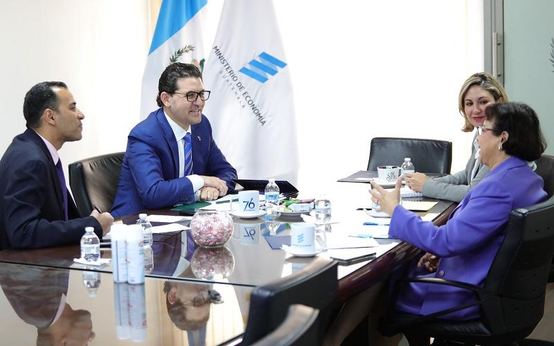 El embajador de Arabia Saudita en Guatemala, Haytham H. M. Al Malki (segundoi de izq a der, se reuniuó con autoridades del ministerio de Econompia.