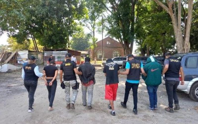 Operativo deja tres adultos y dos menores puestos a disposición por extorsión