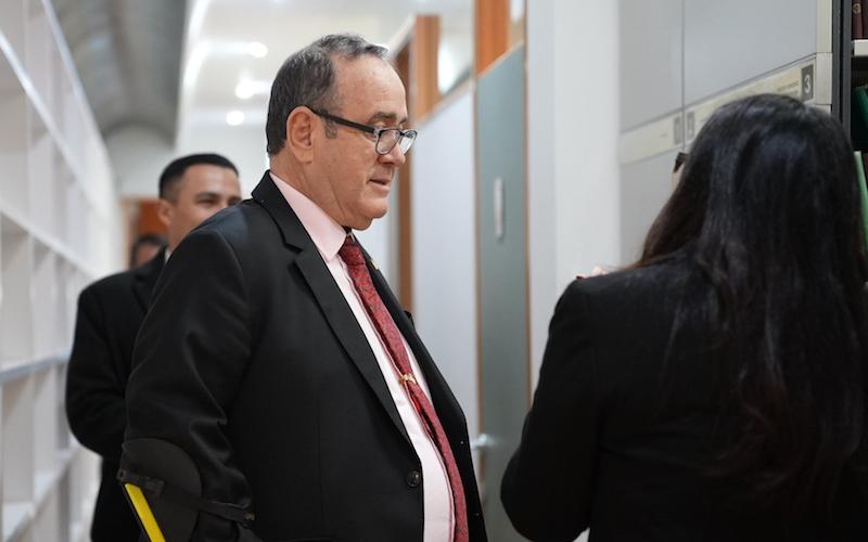 Presidente Dr. Alejandro Giammattei junto con el Canciller de Guatemala visitan  sede de emisión de pasaportes en España