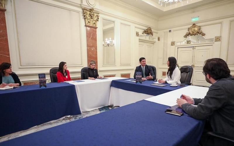 El Ministro de Economía Dr.  Janio Rosales (3ro. de Izq. a Der.) dialoga con Cristina Cárdenas, Jefe de Asuntos de Gobierno para América Latina de Coursera.