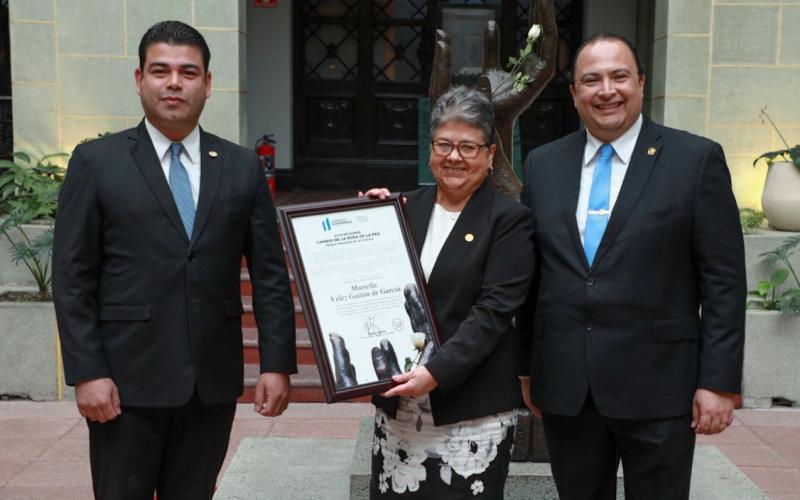 Minex efectúa cambio de la Rosa de la Paz