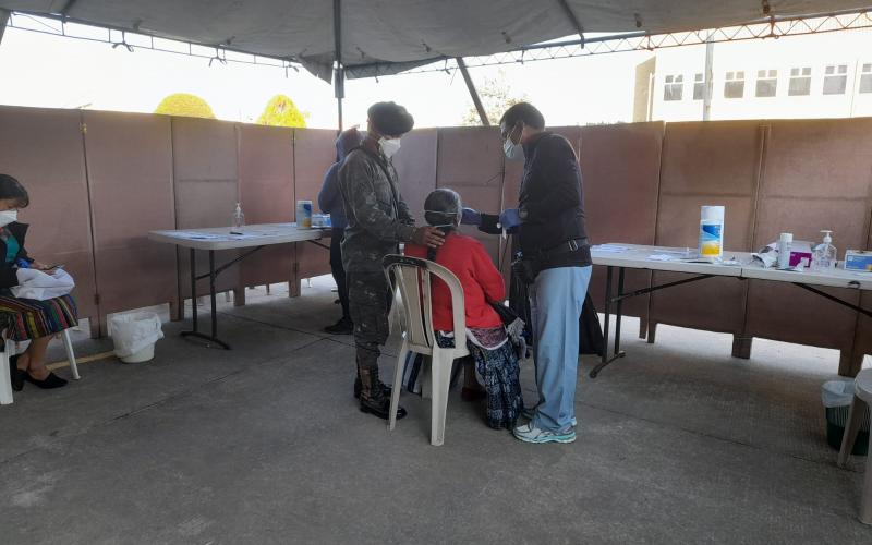Jornada médica apoyada por personal militar en San Mateo, Quetzaltenango.