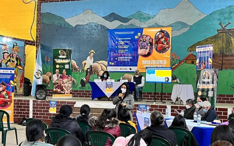 Mujeres huehuetecas reciben capacitación en negocios