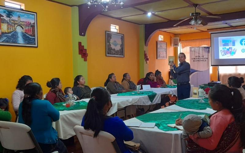 Emprendedores de Sololá reciben capacitación sobre negocios 