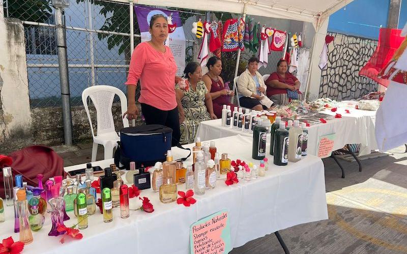 Emprendedoras de Petén muestras sus productos en feria 