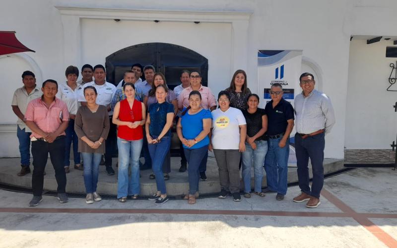 empresarios posan frente a instalaciones donde recibieron capacitación ténica administrativa