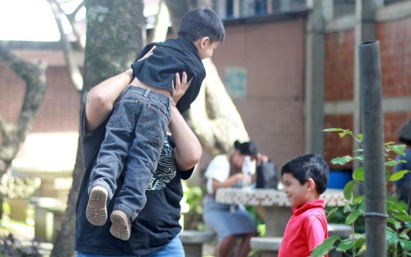 Las familias pasan por un proceso de certificación