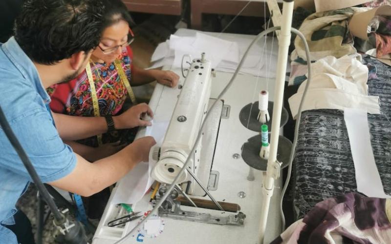 artesano realiza tejido a maquina