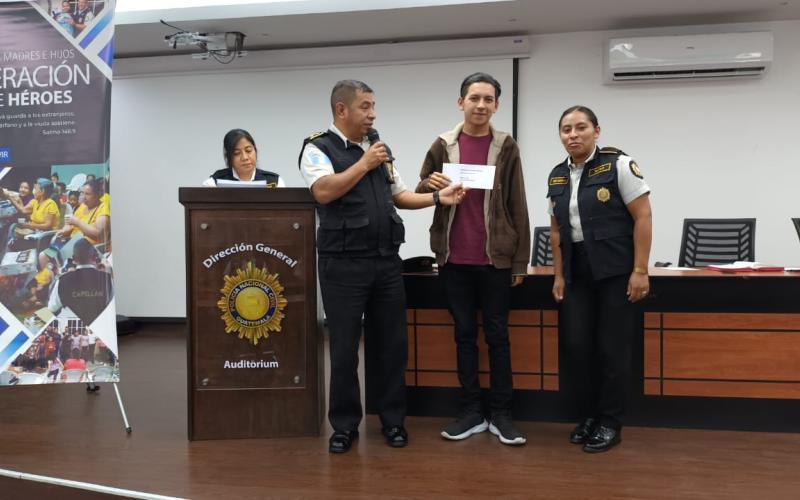 Hijos de policías caídos en cumplimiento de su deber reciben becas