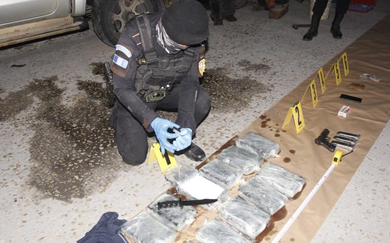 Detenido trasladaba once paquetes con cocaína en vehículo