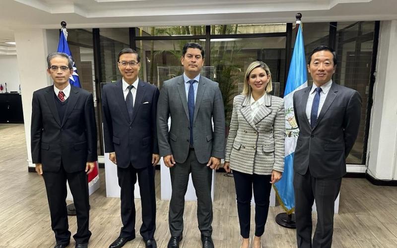 El Ministro de Economía Dr.  Janio Rosales (centro) presidió la reunión. 