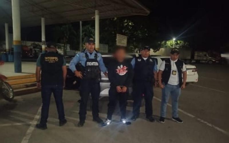 Detienen y retiran del país a hondureño buscado por extorsión