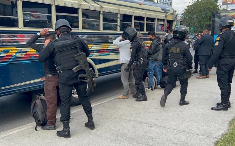 Este 8 de febrero, agentes de comisarías y unidades especializadas de la Policía Nacional Civil (PNC) realizan operativos de prevención y seguridad ciudadana en puntos estratégicos de la región metropolitana, para localizar armas de fuego, ubicar a presuntos criminales y evitar que se registren hechos delictivos.   En esta línea de trabajo, los agentes policiales verifican que los conductores no tengan vigentes órdenes de aprehensión o trasladen algún objeto ilícito que pueda ser utilizado para atentar cont