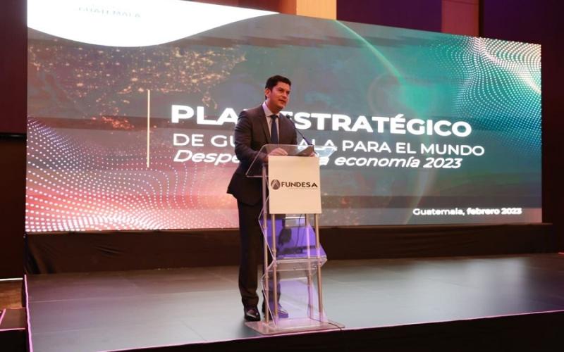 El Ministro de Economía, Dr. Janio Rosales, durante su disertación.