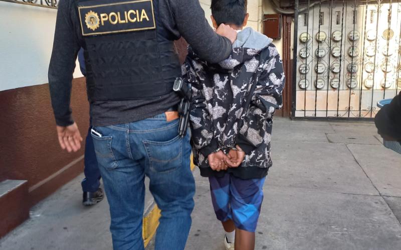 Menores son conducidos a juzgados por poseer armas de fuego y marihuana