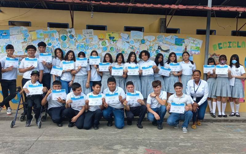 Estudiantes y docentes en Izabal son certificados con diplomados del MARN