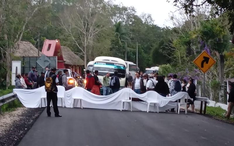 Bloqueo de ingreso vehicular en ruta de acceso a TIKAL