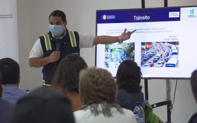 Departamento de Tránsito capacita a policías municipales, agentes policiales y docentes