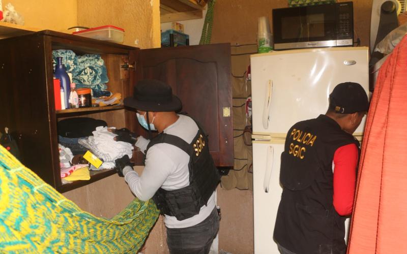 Localizan celulares, objetos punzocortantes y otros ilícitos durante requisa en centro carcelario