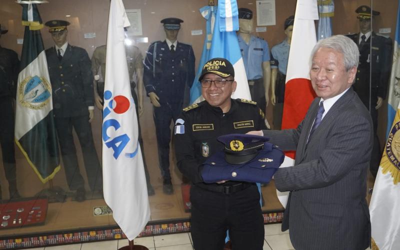 Mandos policiales reciben la visita del Embajador de Japón