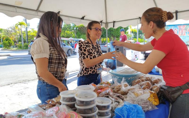Mujeres emprendedoras exponen sus productos en feria económica en Zacapa