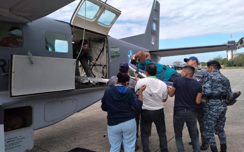 Fuerza Aérea Guatemalteca realizó traslado aeromédico de paciente desde Petén, hacia la ciudad capital.
