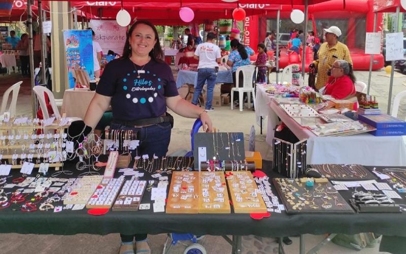 Emprendedora muestra sus productos en feria de comercialización en Chiquimula