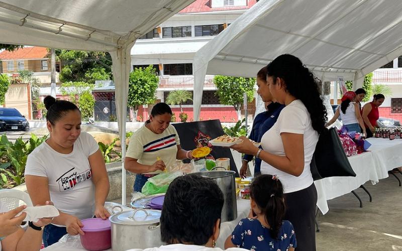Mujeres muestran sus productos en feria de emprendimiento