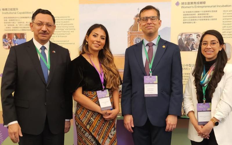 Viceministro de la Mipyme junto a otros funcionarios del gobierno de Taiwan