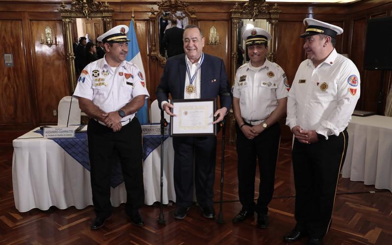 Presidente recibe condecoración