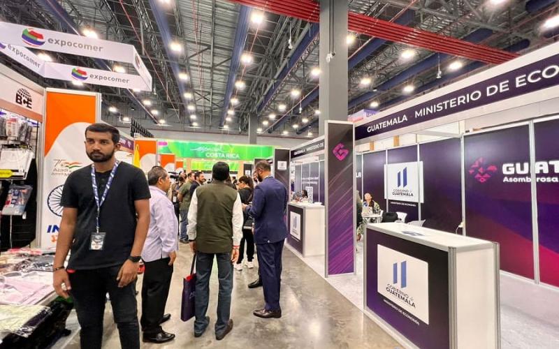 Uno de los pasillos de la exposición.