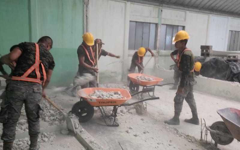 Ingenieros Militares Realizan Trabajos de Remodelación en Hospital de Izabal.