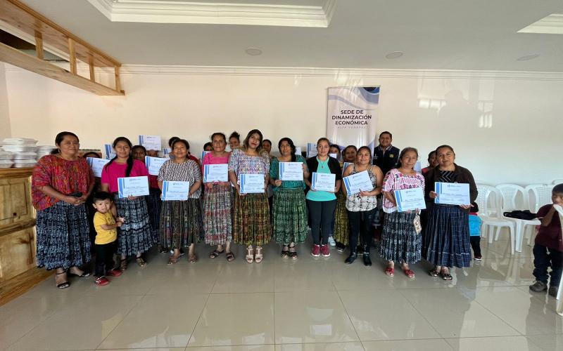 30 mujeres emprendedoras realizaron taller sobre ámbito empresarial