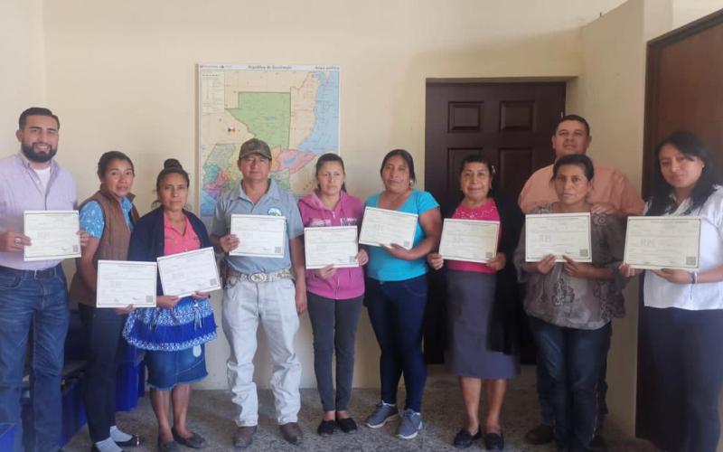 Empresarios de Jalapa se formalizan y reciben patentes de comercio por parte del Mineco