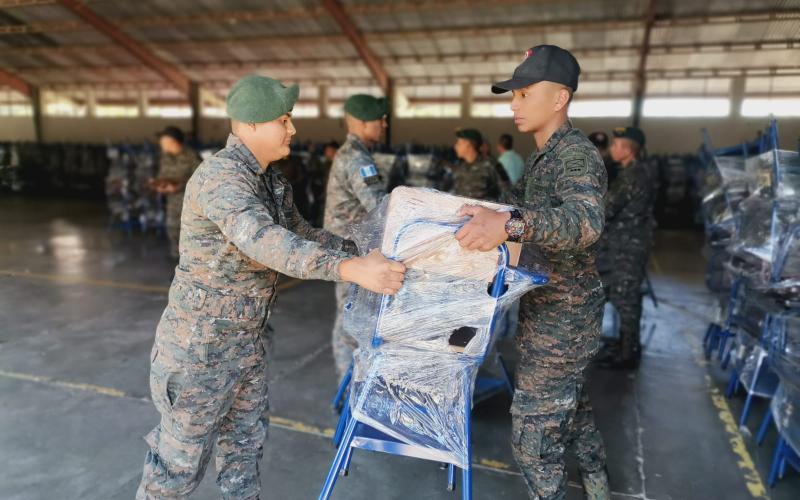 Más de 28 mil escritorios han sido entregados por el Ejército de Guatemala en 14 departamentos.