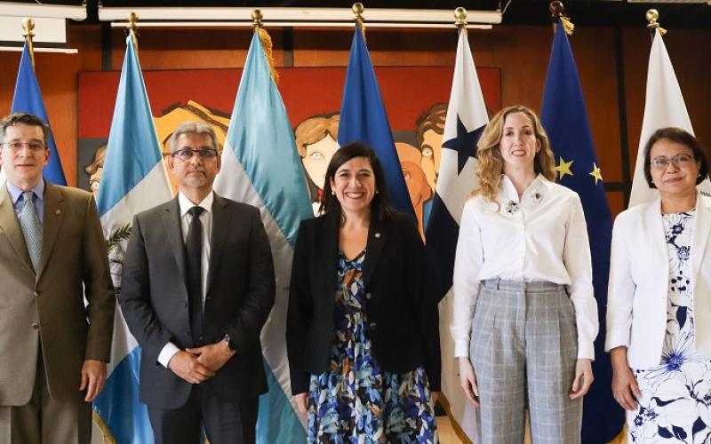 La viceministra de Integración y Comercio Exterior, María Luisa Flores (primera de Der. a Izq.) posa junto a otras autoridades de economía de la región.