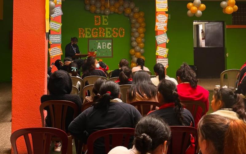 Estudiantes y maestros listos para aprender