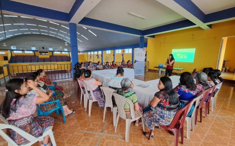 Emprendedoras de Sololá reciben capacitación sobre Servicio al Cliente