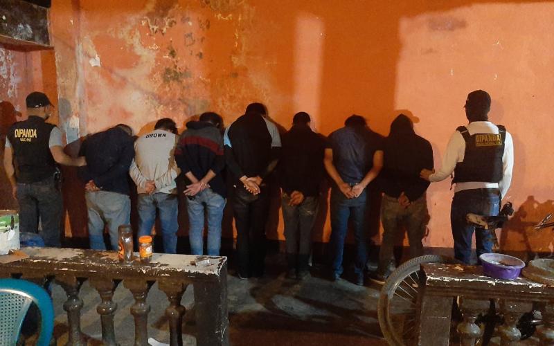Investigadores antipandillas detienen a 7 personas con marihuana y cocaína