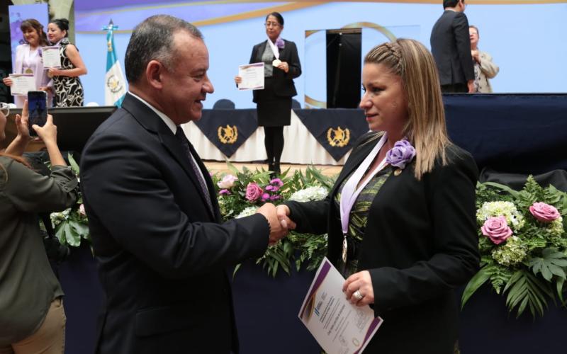 Presentan proyectos para proteger y empoderar a mujeres víctimas de violencia en el país