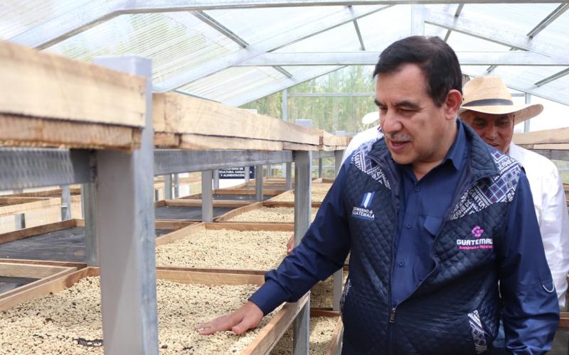 Productores de café reciben apoyo para mejorar su comercialización 