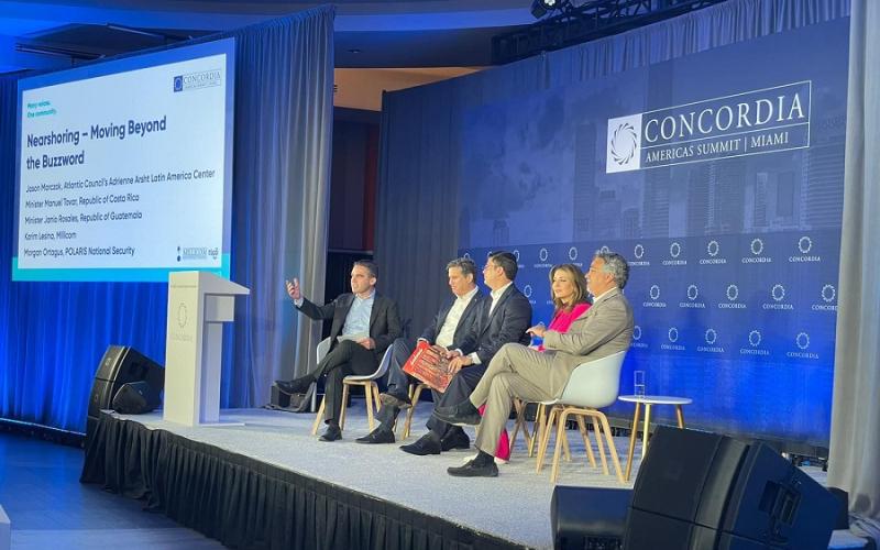 El Ministro de Economía Dr.  Janio Rosales (tercero de Izq. a Der.) durante su participación en el panel sobre nearshoring.